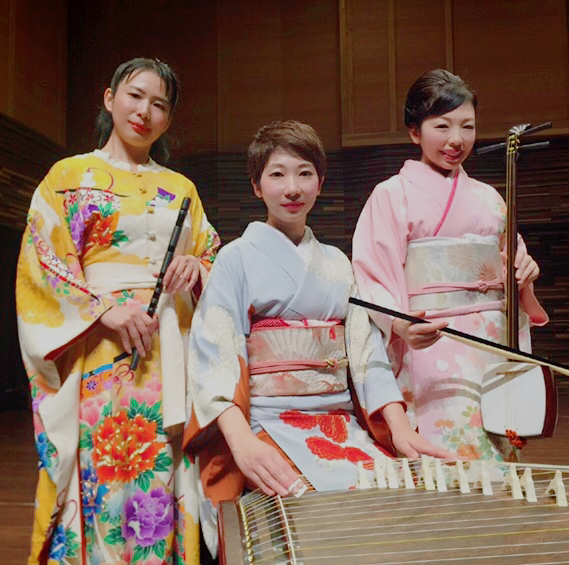 小泉なおみ(篠笛・能管)、喜羽美帆(箏・二十五絃箏)、岡戸朋子(十七絃・胡弓)の写真